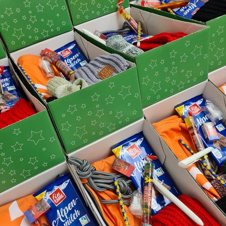 Weihnachten im Schuhkarton: Päckchen werden gepackt
